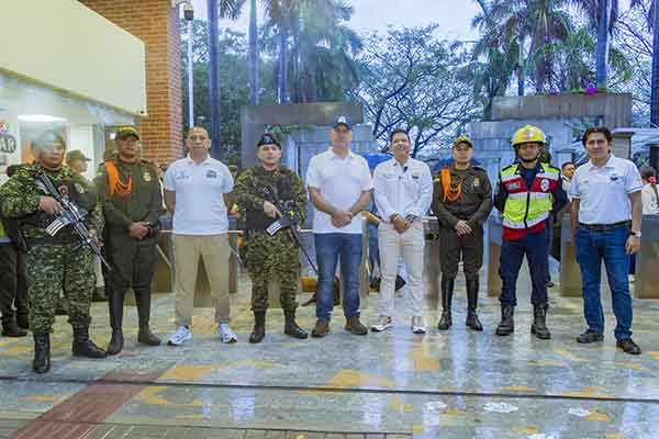 Pablo Vera Salazar, rector de Unimagdalena recibiendo personalmente a los estudiantes en medio de la lluvia. Foto Unimagdalena