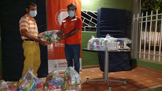 La Alcaldía Distrital de Santa Marta, dispuso la entrega de los primeros kits de alimentos, aseo y de utensilios cocina, además de colchonetas.