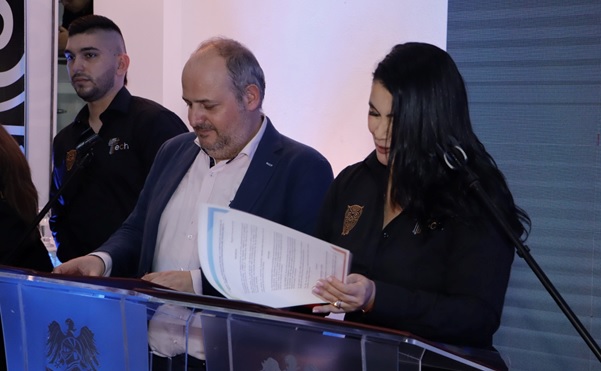 El Global COO y Corporate CFO de TECH, Juan Ignacio Cías, y la rectora de UNIMETA, Leonor Mojica, firman el acuerdo de colaboración entre las dos instituciones