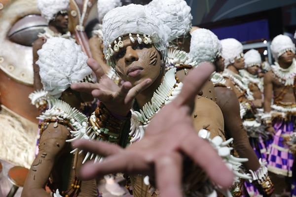 Un integrante de la comparsa Estação Primeira de Mangueira desfila este domingo, en la primera noche de desfiles de las escuelas de samba del Grupo Especial en el sambodromo de Río de Janeiro (Brasil). EFE/ Andre Coelho