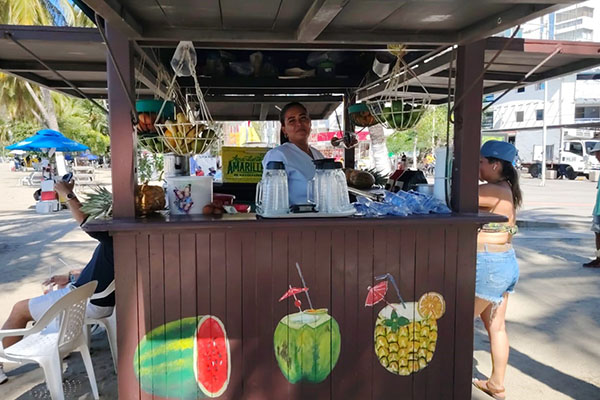 Tatiana Monterosa, comerciante vendedora de bebidas naturales en la playa de El Rodadero. Foto derechos reservados EL INFORMADOR