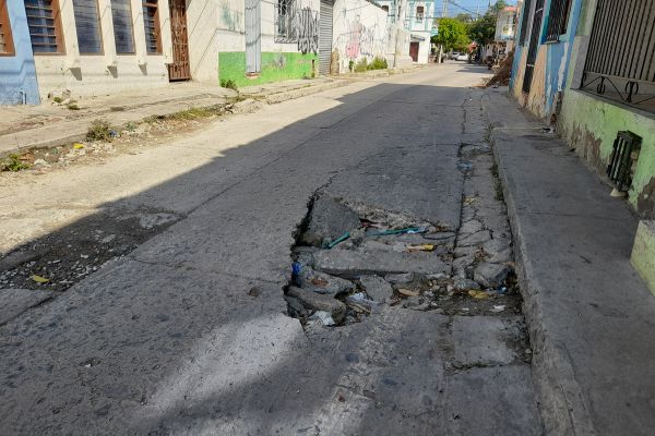 En la calle tumbacuatro (calle 19) se puede observar como la falta de cultura, el robo de espacio público y pa’ rematar los conos que es un ‘pan’ de cada día, no hay presencia de las autoridades y se es imposible transitar por este sector.