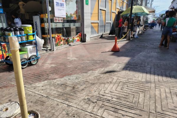 No hay regularidad en las zonas de parqueo del Centro Histórico, aquí podemos observar cómo los mototaxistas se parquean en plena Campo Serrano, obstaculizando la vía y el tránsito de los demás vehículos.