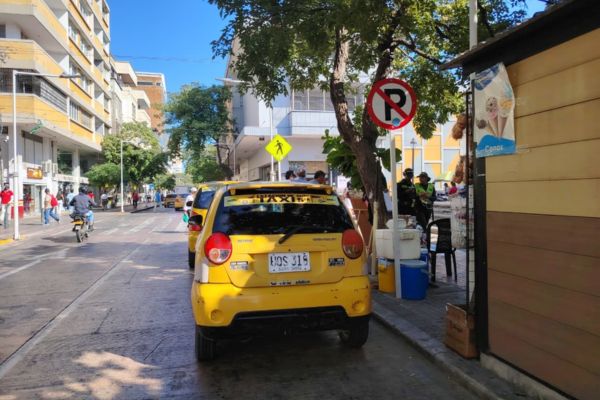 En plena Campo Serrano (Carrera 5) los taxistas se ponen de ‘ruana’ las señalizaciones de prohibido parquear, en plena temporada de comercio y fin de año, estos taxistas optaron por parquear en zona prohibidas. ¿Dónde están las autoridades?