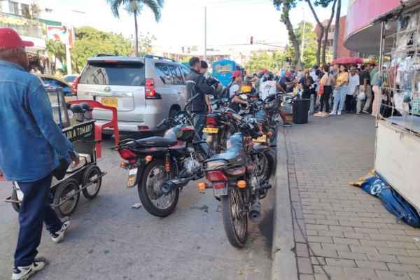 No hay regularidad en las zonas de parqueo del Centro Histórico, aquí podemos observar cómo los mototaxistas se parquean en plena Campo Serrano, obstaculizando la vía y el tránsito de los demás vehículos.