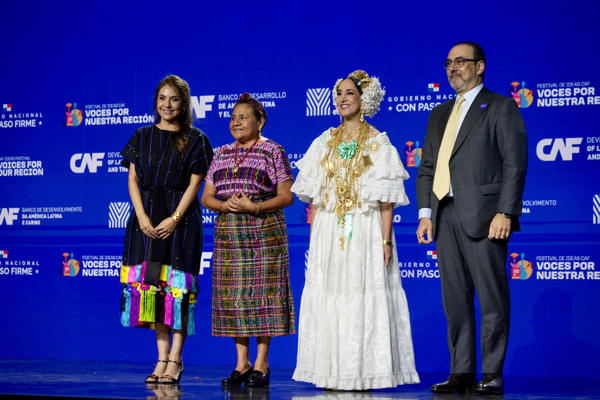 La ministra de Cultura de Panamá, María Eugenia Herrera (2-d), posa junto a la secretaria general del Banco de Desarrollo de América Latina y el Caribe (CAF), Alejandra Claros Borda (i), la líder Indígena Rigoberta Menchú (2-i) y el Presidente Ejecutivo del Banco de Desarrollo de América Latina y el Caribe (CAF), Sergio Díaz-Granados (d), durante el Foro Económico Internacional América Latina y El Caribe 2026 este martes, en Cuidad de Panamá (Panamá). Panamá reafirmó su apuesta por la cultura como motor de desarrollo económico durante un encuentro regional en el que presentó una nueva aplicación cultural destinada a visibilizar el talento creativo, fortalecer la economía naranja y facilitar el acceso del gran público a la oferta artística y patrimonial del país. EFE/ Aris Mariota