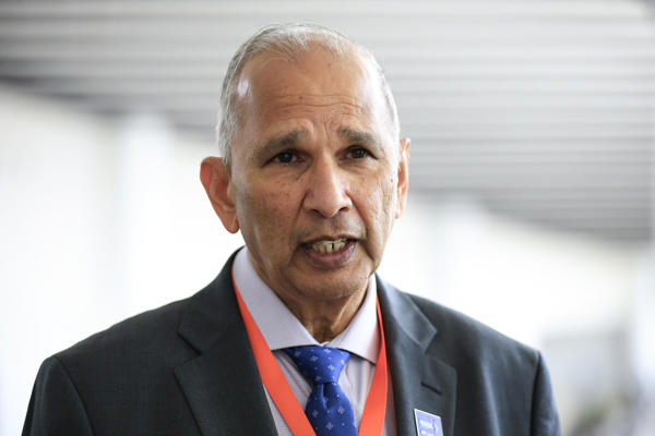 El director general del Instituto Interamericano de Cooperación para la Agricultura (IICA), el guyanés Muhammad Ibrahim, habla en una entrevista con EFE este jueves, durante el Foro Económico Internacional de América Latina y el caribe 2026 organizado por la CAF, en Ciudad de Panamá (Panamá). Ibrahim subrayó que el financiamiento es un motor clave para que los productores de América Latina y el Caribe puedan avanzar en los cambios necesarios para transformar los sistemas agroalimentarios. EFE/ Bienvenido Velasco