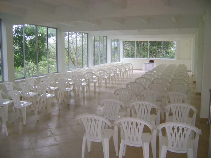 El auditorio cuenta con una capacidad para 100 personas con sonido incluido, estación permanente de café y agua, lugar fresco para cualquier tipo de evento. 