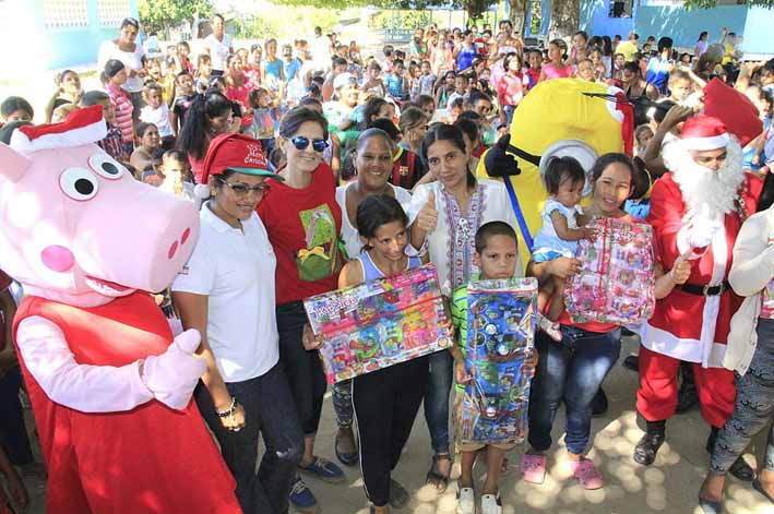 Caravana de la Felicidad entreg aguinaldos a ni os y ni as