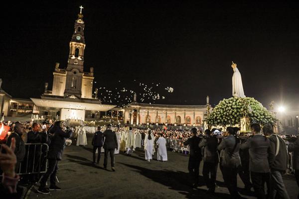 Milhares de católicos lotam o santuário da Virgem de Fátima em Portugal