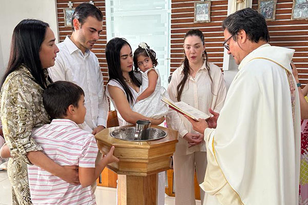 Juan Federico Bateman Pinedo, Rosa Virginia Pinedo, Nicolás Palacio Trujillo, María Pinedo Manrique, Emilia Palacio Pinedo, Gloria Cardoso Manrique y el padre Miguel Ángel Arévalo. Juan Federico Bateman Pinedo, Rosa Virginia Pinedo, Nicolás Palacio Trujillo, María Pinedo Manrique, Emilia Palacio Pinedo, Gloria Cardoso Manrique y el padre Miguel Ángel Arévalo.