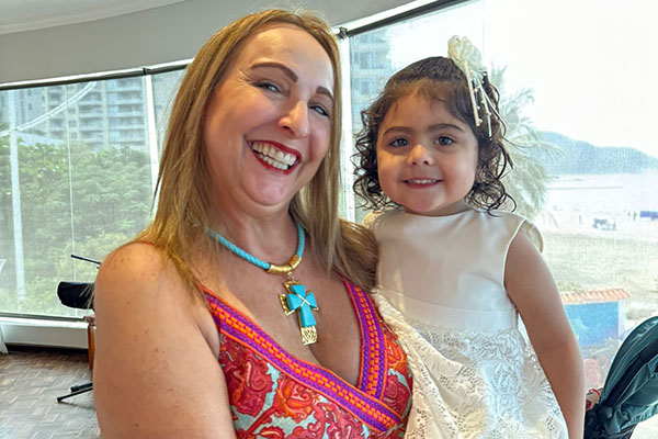 La bautizada junto a Rosana Manrique. La bautizada junto a Rosana Manrique.