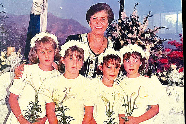 Tita en medio de sus nietas Silvia Rosa Vives Campo, María Carolina Méndez Vives, Rosa Margarita Vives Cabello y Vanesa Méndez Vives.