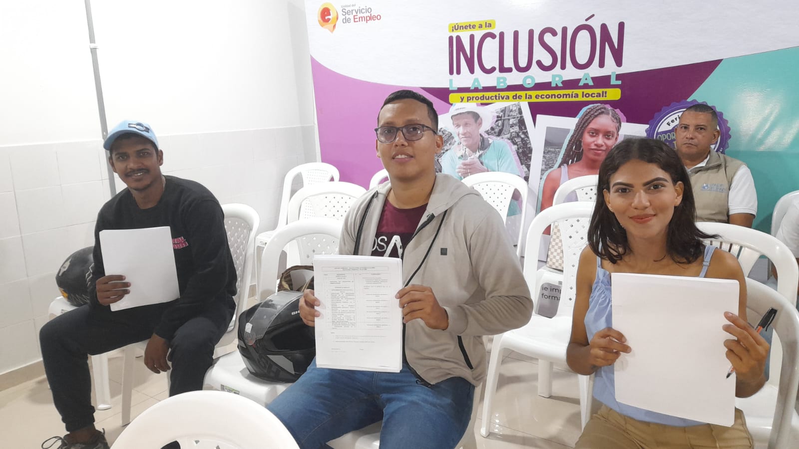 Jóvenes del barrio Luz del Mundo asistieron a la jornada de entrevistas laborales llevada a cabo en el Centro de Emprendimiento de la Secretaría de Desarrollo Económico y Competitividad.