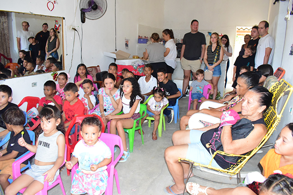 Los encargados de llevar a cabo esta noble labor este año fueron varios miembros de la cuarta y quinta generación de la familia Vives De Andréis.