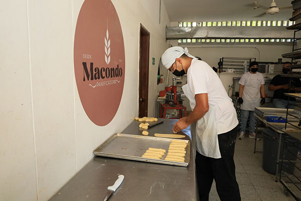 El proceso de fabricación de los panes es completamente artesanal.