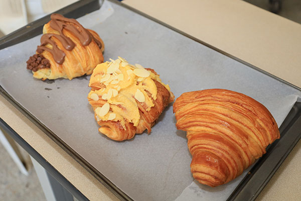 En Panificadora Macondo, se puede encontrar una gran variedad de panes y de croissant con ingredientes de alta calidad.