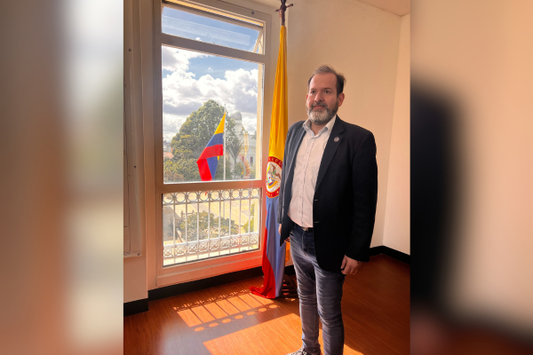 “Hay que tener en cuenta que, ante esta grave situación de violencia en la ciudad, el gobierno nacional no puede mirar para un lado, garantizar la seguridad, la vida y honra de los ciudadanos es un mandato constitucional, sin embargo, el Estado tiene sus niveles y competencias, este es un tema de seguridad ciudadana y convivencia, como lo de los panfletos, y la comisión de crímenes de alto impacto, que está a cargo de las autoridades locales”, afirma Villa Sánchez.