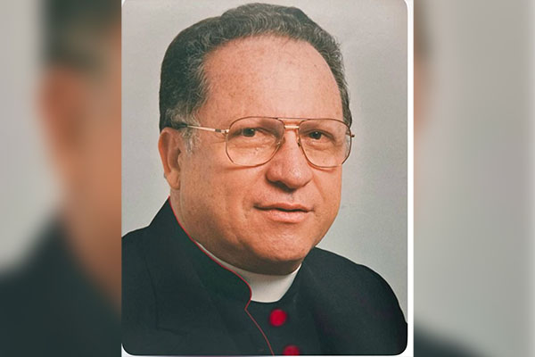 Monseñor Oscar Darío Vargas, nació el 09 de septiembre de 1940, en la ciudad de Medellín. Fue ordenado sacerdote el 22 de agosto de 1968, por su Santidad Pablo VI, en la ciudad de Bogotá, en el Templete Eucarístico.