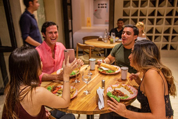 Grupo de comensales comiendo en un restaurante en referencia a la ‘ruta gastronómica’ en Santa Marta. Foto archivo
