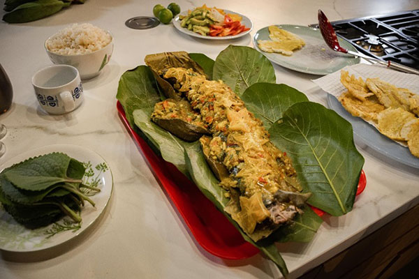 Plato típico de la región Caribe modernizado; Pescado en una salsa especial acompañado de patacones de plátano. 
