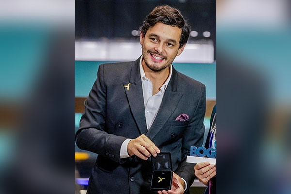 Luis Alejandro Dávila recibiendo un reconocimiento por su labor como Director del Bureau de Convenciones de Bogotá. Luis Alejandro Dávila recibiendo un reconocimiento por su labor como Director del Bureau de Convenciones de Bogotá.