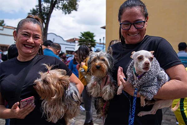 Dos mujeres con sus mascotas en un evento por la protección animal en Colombia. Foto EFE
