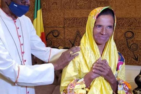 Momentos después de la liberación de la hermana Gloria Cecilia Narváez, luego de estar 5 años por facciones del grupo terrorista Al Qaeda en Malí, África Occidental. Foto Presidencia de Malí.