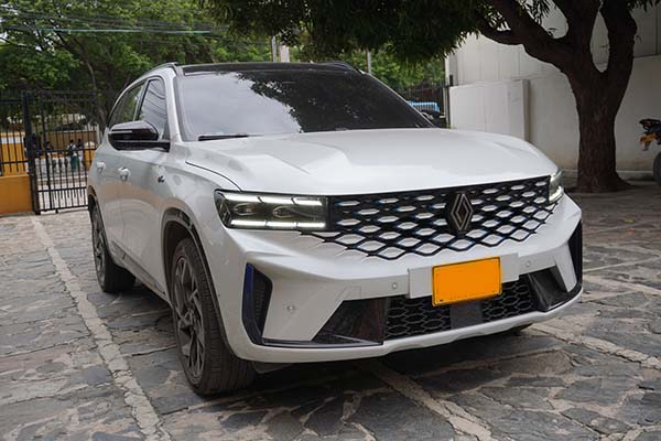 La nueva Renault Koleos combina innovación con tecnología de alto nivel: motor full hybrid E-Tech de 241 hp, pantalla panorámica openR con tres display de 12.3”, servicios de conectividad (1) y 29 sistemas avanzados de asistencia a la conducción. Vive una experiencia premium con un espacio amplio y cómodo para todos tus viajes en familia.