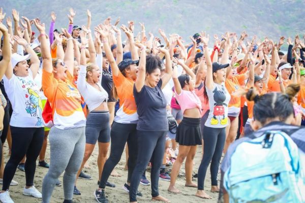 Mujeres realizando ejercicio al aire libre en la playa de El Rodadero, Santa Marta, promoviendo hábitos saludables y fortaleciendo su salud mental y física. Foto archivo Alcaldìa Santa Marta