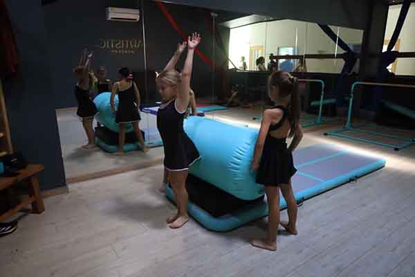 ‘Artistic Academy’ también fomenta el ejercicio, la gimnasia, esto en las pequeñas para que tenga un alto rendimiento. Foto derechos reservados EL INFORMADOR