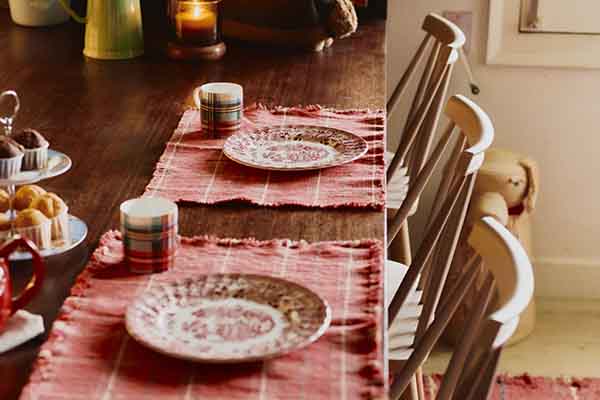 Este año 2025, la apuesta es también por una decoración sobria, basada en propuestas cálidas como la que ofrecen los textiles. (Foto publicada en EFE, cedida por Lorena Canals).