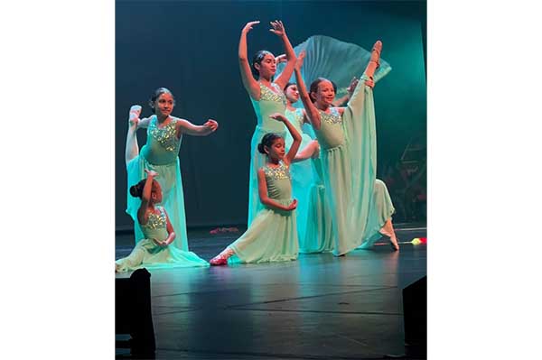 Pequeñas bailarinas protagonizarán “Bruma”, una obra inspirada en el origen de la vida. Foto cortesía Sophi Pequeñas bailarinas protagonizarán “Bruma”, una obra inspirada en el origen de la vida. Foto cortesía Sophi