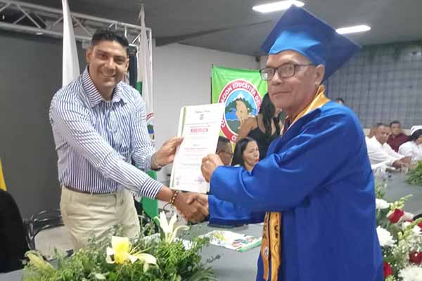 Rafael Maestre Díaz, recibiendo el diploma de grado como Técnico en Investigación Judicial y Criminalística. Foto cortesía Rafael Maestre