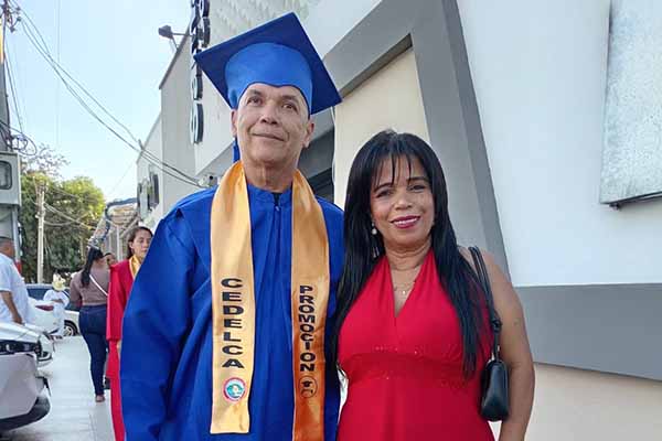 El graduado Rafael Maestre, en compañía de su esposa, Mirit Cortés. Foto cortesía Rafael Maestre