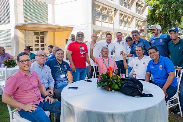 Rector Pablo Vera Salazar junto a docentes afiliados a ASPU. Rector Pablo Vera Salazar junto a docentes afiliados a ASPU.