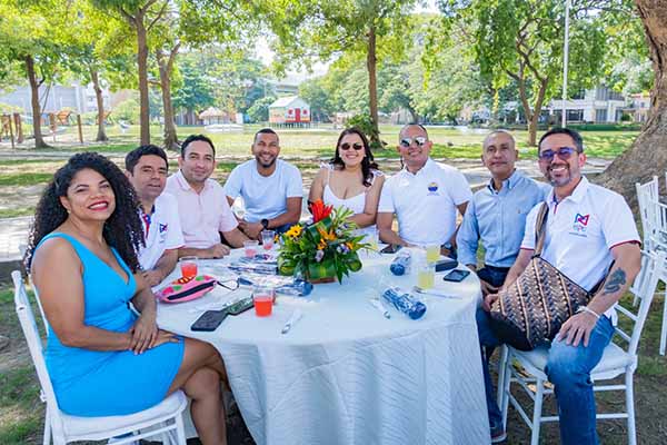 De izquierda a derecha: Alix Ramos, David Peña Miranda, Freddy Vargas Leira, Pedro Navarro Hernández, Juliana Castillo Posada, Humberto Calabria Arrieta, Gilberto Montoya Berbén y Juan Carlos Vargas Ruiz. De izquierda a derecha: Alix Ramos, David Peña Miranda, Freddy Vargas Leira, Pedro Navarro Hernández, Juliana Castillo Posada, Humberto Calabria Arrieta, Gilberto Montoya Berbén y Juan Carlos Vargas Ruiz.