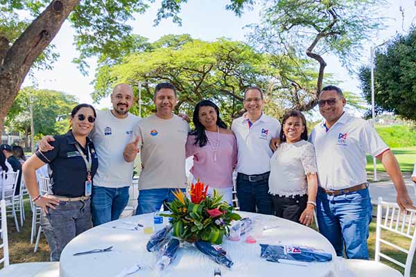 De izquierda a derecha: Johanna Flórez, José Ropero, Víctor Macías, Lineth Cantillo, Juan Álvarez, Edith Gordon y Dancy Pacheco. De izquierda a derecha: Johanna Flórez, José Ropero, Víctor Macías, Lineth Cantillo, Juan Álvarez, Edith Gordon y Dancy Pacheco.