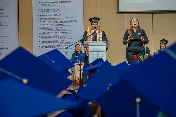 El Rector en su discurso animó a los graduados a seguir esforzándose por cumplir sus profesiones con ética, humanismo y gran obligación social. Foto Unimagdalena