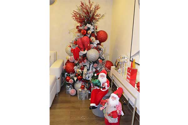 Cartas escritas con ilusión reposan junto al pesebre, donde los niños expresan sus deseos y agradecimientos al Niño Dios. Foto Generada por Ia IA. Cartas escritas con ilusión reposan junto al pesebre, donde los niños expresan sus deseos y agradecimientos al Niño Dios. Foto Generada por Ia IA.