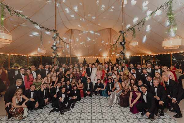 Los nuevos esposos, Jaime José y Alejandra, estuvieron acompañados por sus familiares, en la gráfica, y también fueron rodeados de sus amistades en su matrimonio celebrado en Cali. Los nuevos esposos, Jaime José y Alejandra, estuvieron acompañados por sus familiares, en la gráfica, y también fueron rodeados de sus amistades en su matrimonio celebrado en Cali.