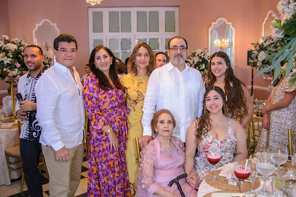 De izq a der: Franco Martínez, Ana María Diaz Granados Güida, Paola Vergara, Sergio Diaz Granados Guida, Julieta Diaz Granados Vergara e Isabel Diaz Granados Vergara. De izq a der: Franco Martínez, Ana María Diaz Granados Güida, Paola Vergara, Sergio Diaz Granados Guida, Julieta Diaz Granados Vergara e Isabel Diaz Granados Vergara.