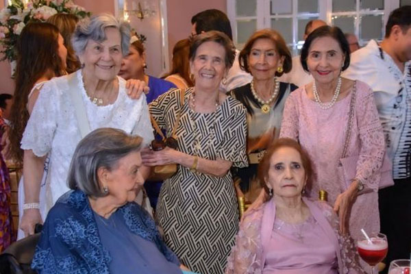 Celina González de Habeych, Olga Daza de Serrano, Francia Meléndez de Ceballos, Alma Meléndez de Diaz Granados. Abajo María José Núñez de Pérez con Lucy. Celina González de Habeych, Olga Daza de Serrano, Francia Meléndez de Ceballos, Alma Meléndez de Diaz Granados. Abajo María José Núñez de Pérez con Lucy.