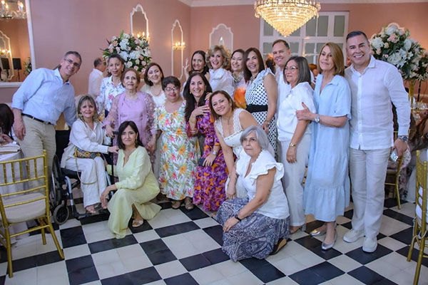 De izq a der: Fabio Martin, Martha Correa, Ana Mercedes Linero Diaz Granados, Lucy Güida de Ponce, Patricia Ponce Guida, Ana Cristina Ponce Güida, Lucila Marina Ponce Güida, Ana María Diaz Granados Güida, Marina Gámez Ceballos, Beatriz Martha Ponce Güida, María Elena Ponce, Martha Gámez Ceballos, Angelina Guida De Andreis, Renato Guida De Andréis, Silvana Guida De Andréis, Elisa Sofía Escárraga De Andréis y Orlando Arguelles De izq a der: Fabio Martin, Martha Correa, Ana Mercedes Linero Diaz Granados, Lucy Güida de Ponce, Patricia Ponce Guida, Ana Cristina Ponce Güida, Lucila Marina Ponce Güida, Ana María Diaz Granados Güida, Marina Gámez Ceballos, Beatriz Martha Ponce Güida, María Elena Ponce, Martha Gámez Ceballos, Angelina Guida De Andreis, Renato Guida De Andréis, Silvana Guida De Andréis, Elisa Sofía Escárraga De Andréis y Orlando Arguelles