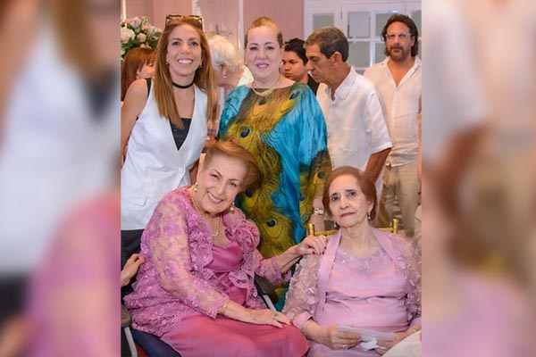 Ingrid Burke Sánchez, Anne Marie Burke Sánchez, Jaime Sánchez Ponce, Danielle Calestani. Abajo Nancy Sánchez Ponce y Lucy Güida de Ponce Ingrid Burke Sánchez, Anne Marie Burke Sánchez, Jaime Sánchez Ponce, Danielle Calestani. Abajo Nancy Sánchez Ponce y Lucy Güida de Ponce