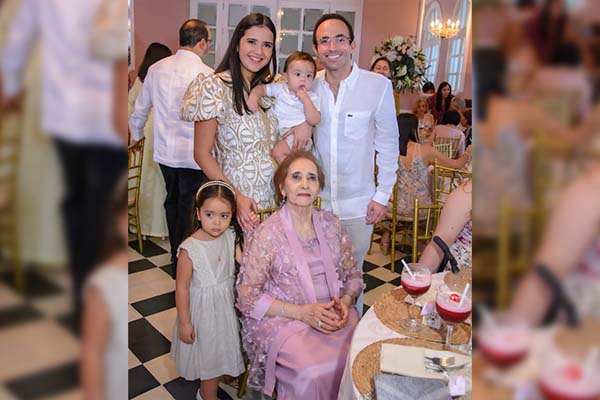 Isabel Fernández Abello, Carolina Abello Ponce, Joaquín Fernández Abello, Eduardo Fernández López junto con la cumplimentada Lucy Güida. Isabel Fernández Abello, Carolina Abello Ponce, Joaquín Fernández Abello, Eduardo Fernández López junto con la cumplimentada Lucy Güida.