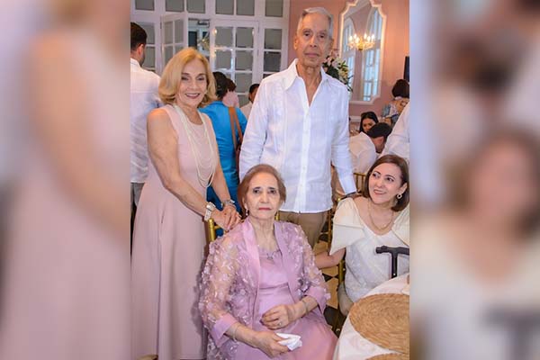 Beatriz Martha Zúñiga, Víctor Abello, Ana Cristina junto a la cumplimentada Lucy Güida. Beatriz Martha Zúñiga, Víctor Abello, Ana Cristina junto a la cumplimentada Lucy Güida.