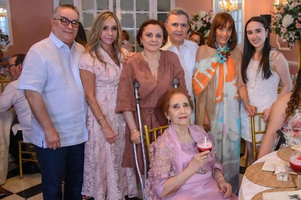 La cumplimentada junto a Hernando Güida Ponce, Omaira Donado, Rossana Güida Ponce, Rafael Güida Ponce, Leonor Ramírez y Fanny Dávila Güida La cumplimentada junto a Hernando Güida Ponce, Omaira Donado, Rossana Güida Ponce, Rafael Güida Ponce, Leonor Ramírez y Fanny Dávila Güida