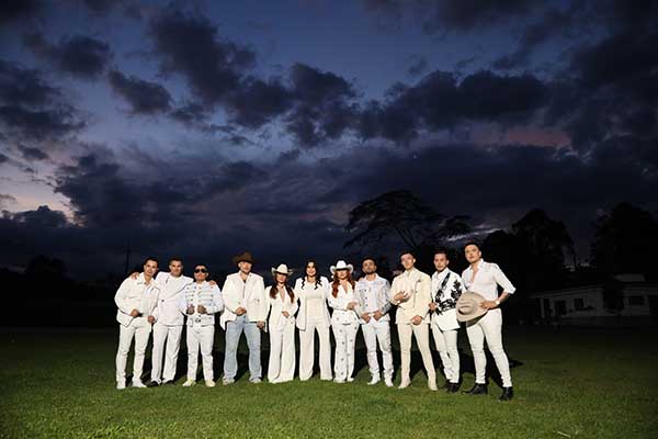 Artistas de la música popular colombiana se unieron en el rodaje del videoclip “El Aventurero en el Cielo”, un homenaje musical que mantiene viva la memoria de Yeison Jiménez y exalta su legado en la historia del género. Foto cortesía Paola España 