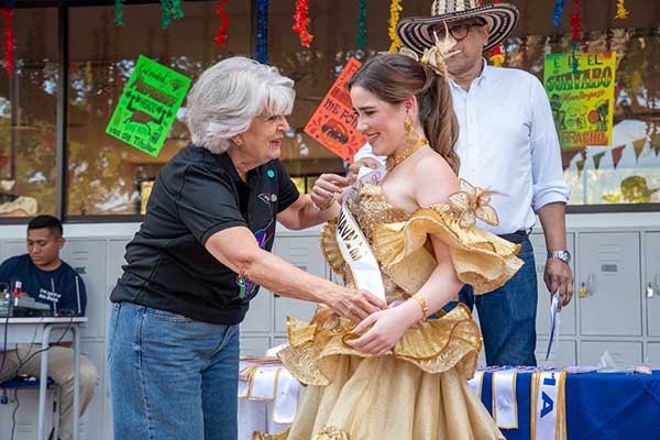 Sarah Gutiérrez Gónima junto a Miss Leslie O’Connell rectora de la institución. Sarah Gutiérrez Gónima junto a Miss Leslie O’Connell rectora de la institución.